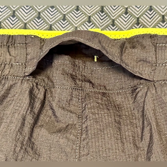 New Balance Women’s Impact 2-in-1 Run Short Size L - Picture 8 of 9